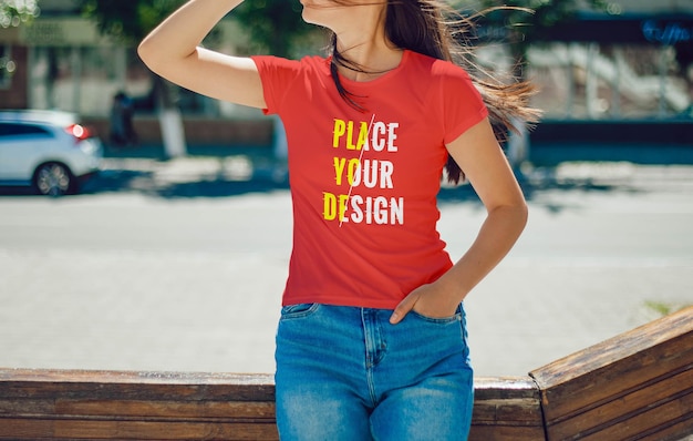Vrouwelijk realistisch nieuw T-shirtmodel