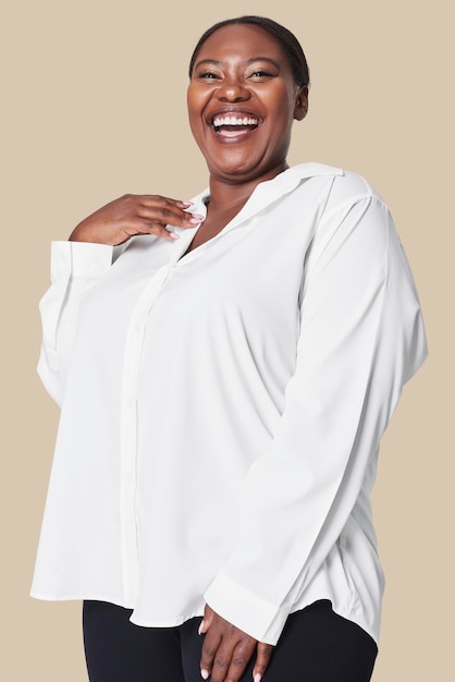 Vrouwen plus grootte mode wit hemd psd kleding mockup