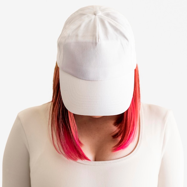 Vrouwen witte pet psd mockup straat stijl