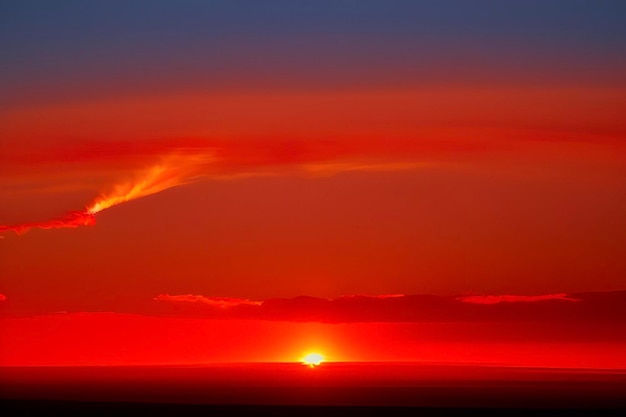Vuurrijke zonsopgang verlicht de blauwe hemel