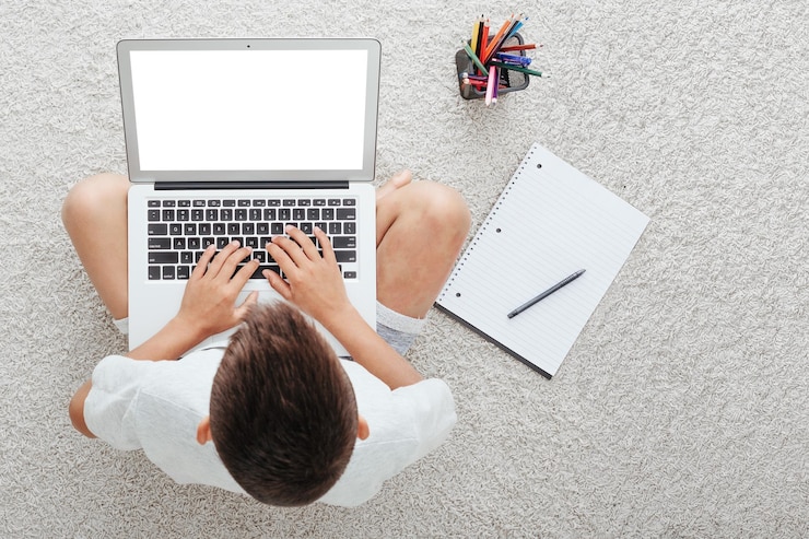 PSD w szkole domowej poprzez online homeschooling dziecko siedzi przy komputerze