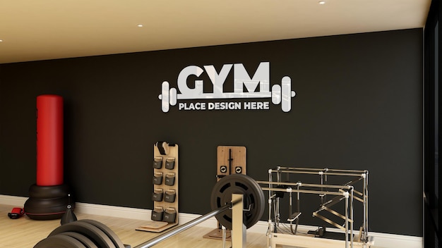Макет логотипа на стене в современном фитнес-зале и тренажерном зале