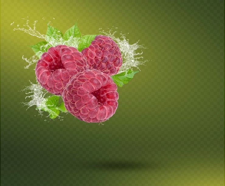 PSD water splash on fresh raspberry with leaves isolated on green background premium psd