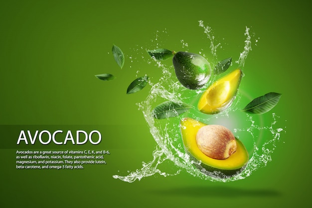 Acqua che spruzza sull'avocado verde affettato fresco sopra il bac verde