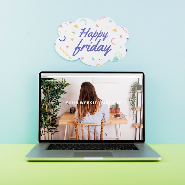 Mockup del sito web con il computer portatile sulla scrivania
