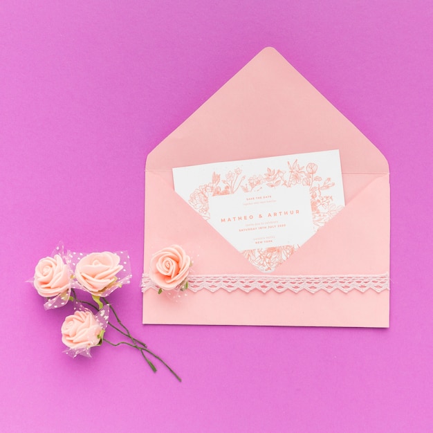 PSD 結婚式の招待状と紫色の背景に花