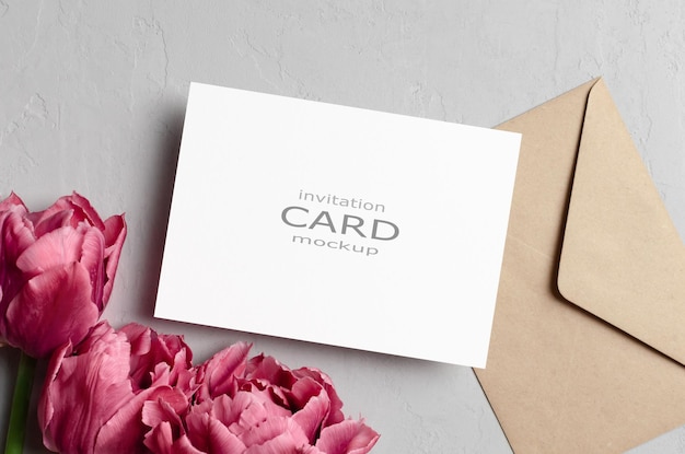 PSD mockup di carta di invito a nozze con busta e fiori di tulipani