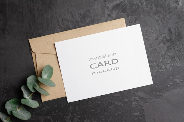 ユーカリの小枝と封筒の結婚式の招待カードのモックアップ