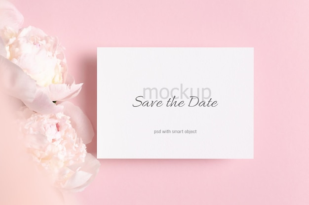 Mockup di carta di invito a nozze con fiori di peonia rosa