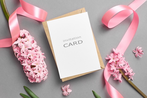 花と結婚式の招待状やグリーティングカードのモックアップ