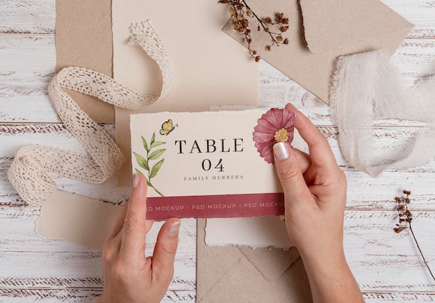 テーブル番号のデザインと結婚式の静物モックアップ