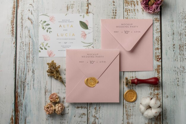 Tavolo da matrimonio con mockup di invito