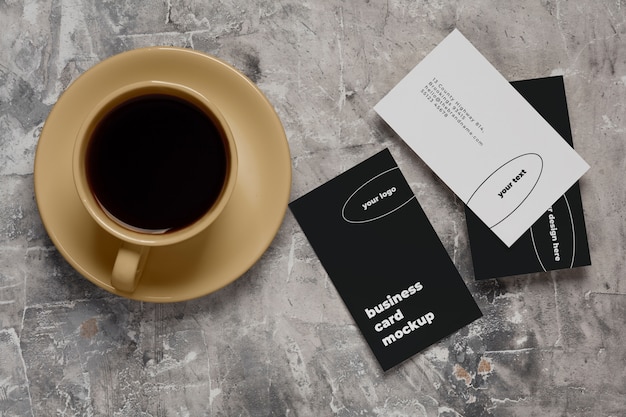 Weergave van koffiekopje met professioneel visitekaartjemodel