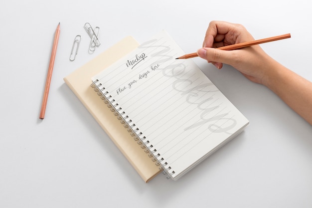 Weergave van persoon die met potlood op papier schrijft