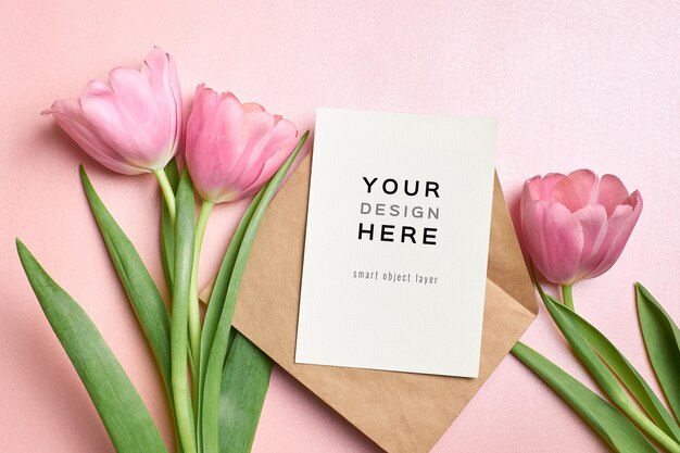 Wenskaartmodel met envelop en roze tulp bloemen
