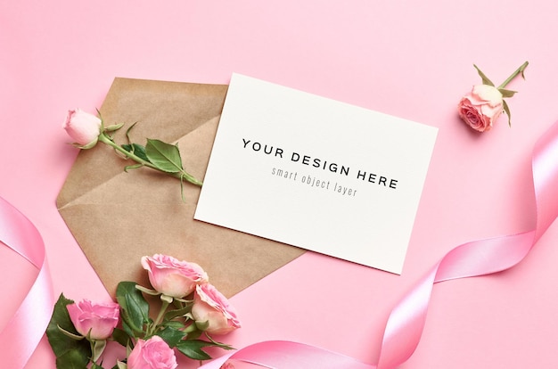 Wenskaartmodel met envelop, roze lint en rozenbloemen