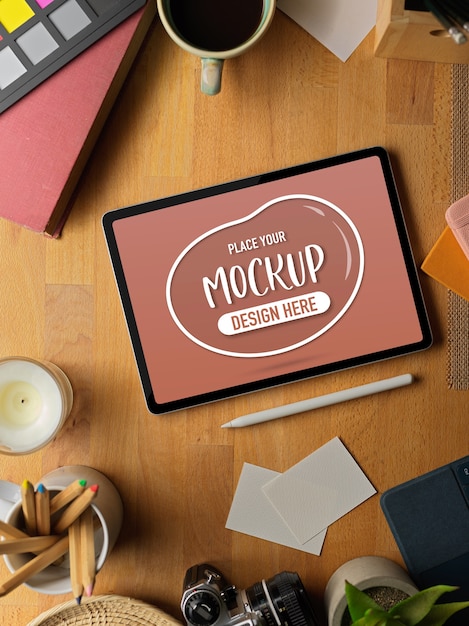 Werkruimte met mockup-tablet, styluspen en benodigdheden