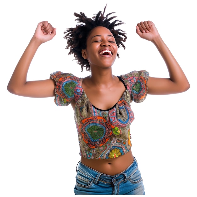Wesoła młoda kobieta bawi się, tańczy i śmieje. Młoda afroamerykańska kobieta.
