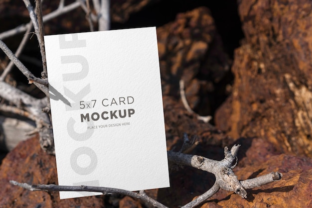 Un mockup di carta bianca 5x7 sullo sfondo della natura