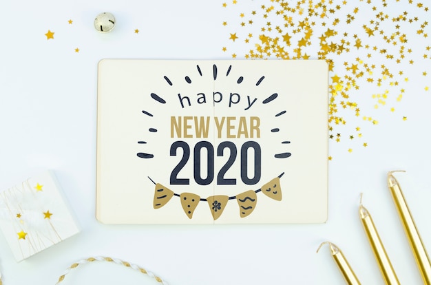 Cartellino bianco con citazione di felice anno nuovo 2020 e accessori dorati