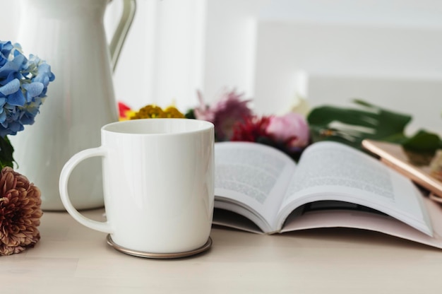 PSD modello di tazza di caffè bianco di un libro