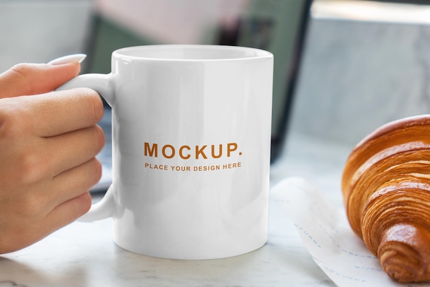 PSD a white mug with a coffee with mockup on the table