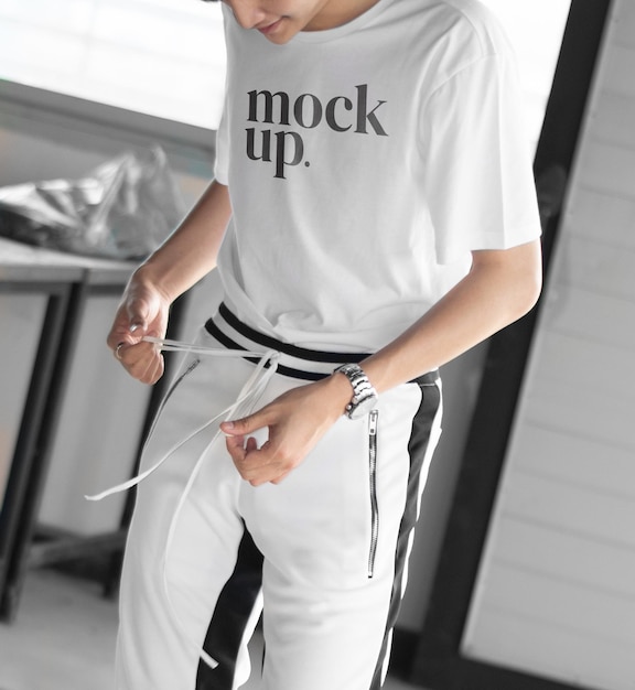 Mockup modello street con camicia bianca