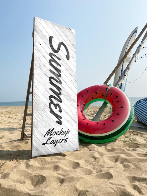 PSD mockup di spiaggia estiva in legno di segno bianco