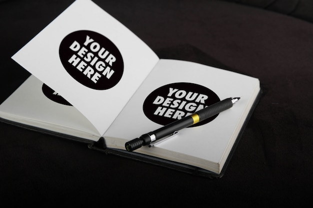 Mockup di sketchbook bianco