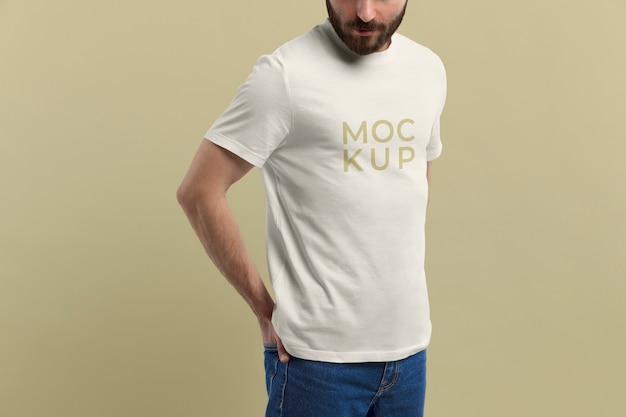 PSD modello di mockup di t-shirt bianca