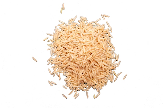 PSD riso basmati non cotto di grano intero ammassato su uno sfondo vuoto