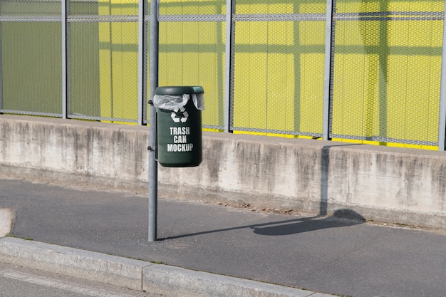 PSD widok makiety kosza na śmieci na zewnątrz na ulicy