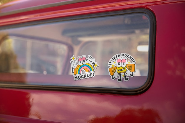 Widok makiety naklejki na szybie samochodu