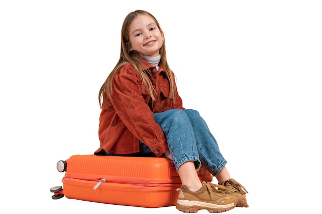 PSD widok młodej dziewczyny z bagażem do podróży