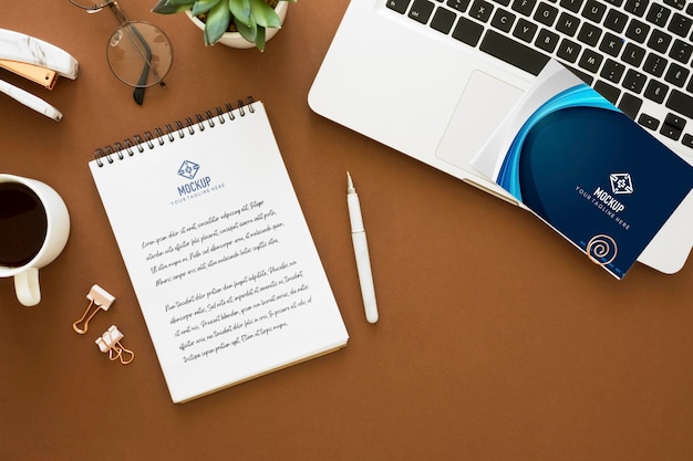 Widok z góry laptopa z kawą i notatnikiem na dzień nauczyciela