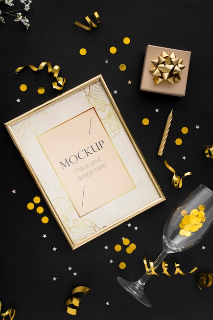 Widok z góry na elegancką ramkę urodzinową ze złotą wstążką i konfetti