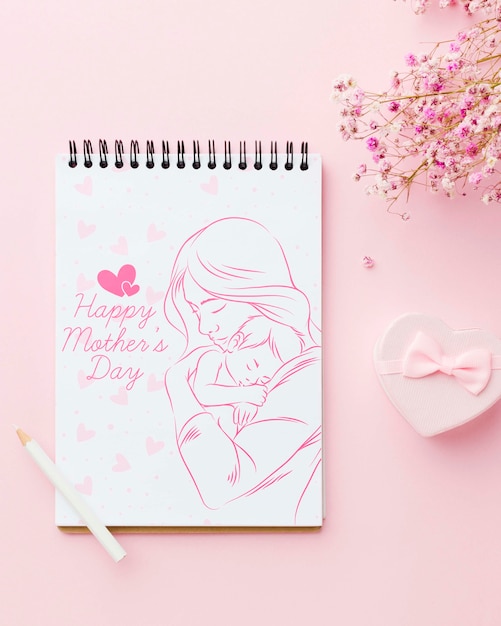 Widok z góry notebooka z kwiatami i prezentem