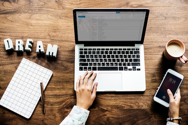 Widok z lotu ptaka komputerowy laptop na drewnianym stole