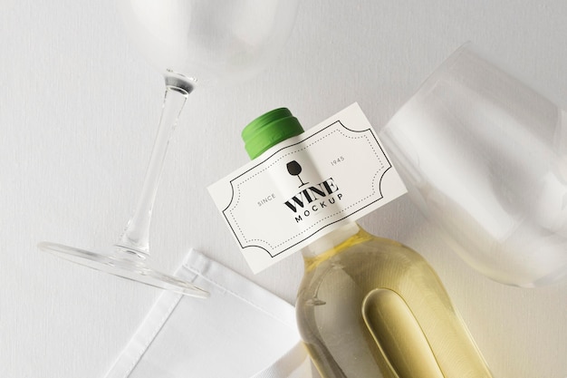 Etichetta della bottiglia di vino e vetro mock up flat lay