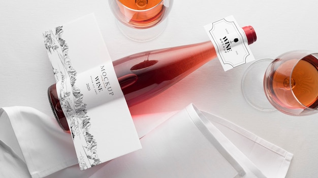 Etichetta della bottiglia di vino e vetro mock up flat lay