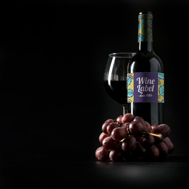 Mockup di vino con copyspace e uva