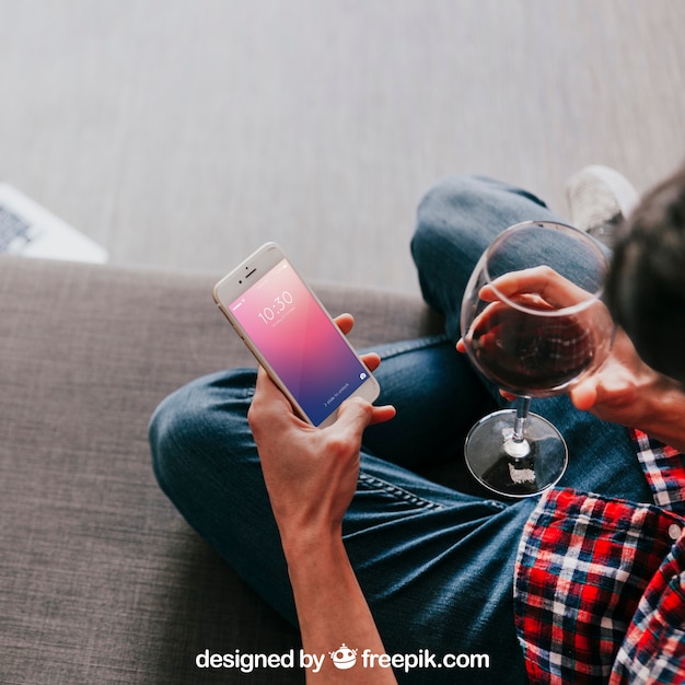 PSD wine mockup with man holding smartphone