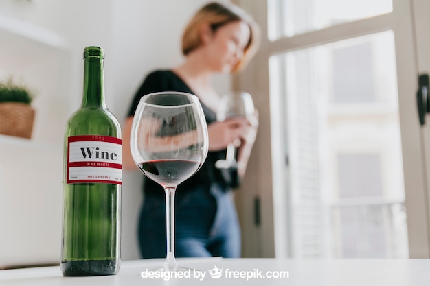 PSD mockup di vino con donna