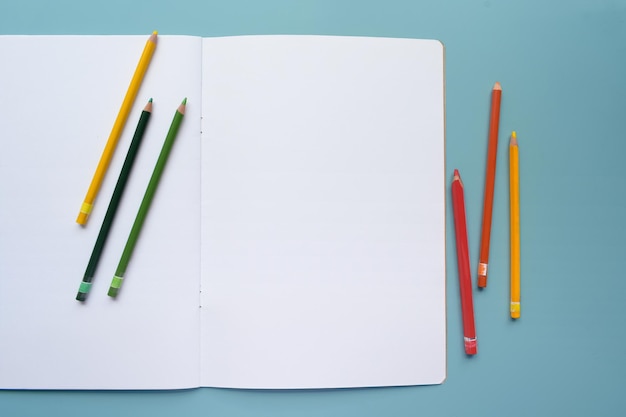 wit papier met gekleurde potloden