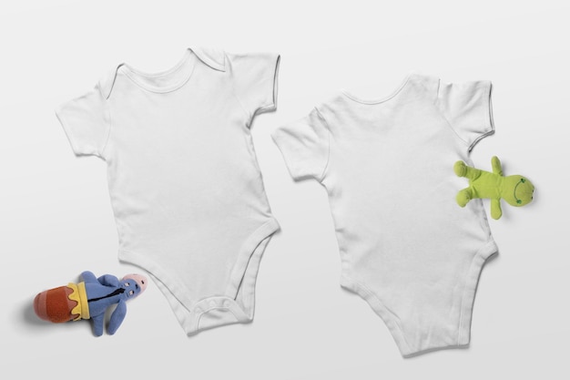 Witte baby bodysuits mockup met speelgoed