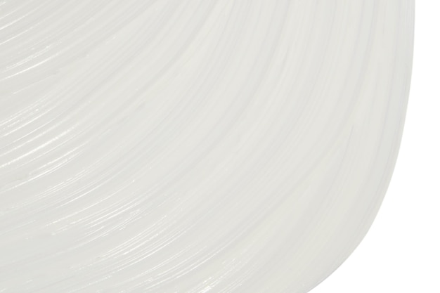 Witte cosmetische crème gesmeerd op een blanco achtergrond