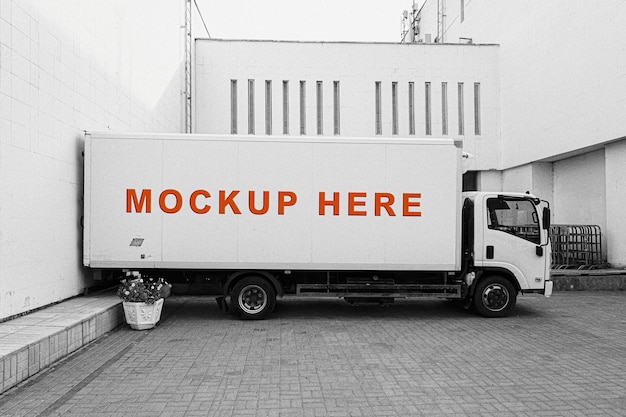 Witte levering vrachtwagen mockup