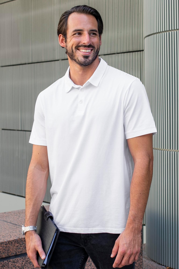 PSD witte polo shirt mockup psd straat stijl mannen kleding mode kleding shoot