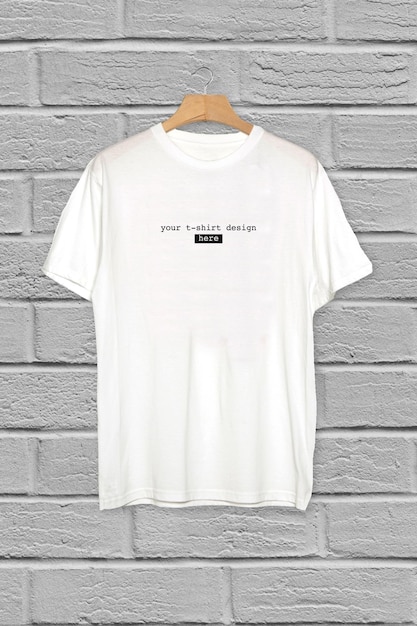 Witte T-shirt mockup op een bakstenen muur