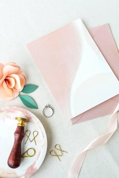 Witte uitnodigingskaart template mockup met een roos